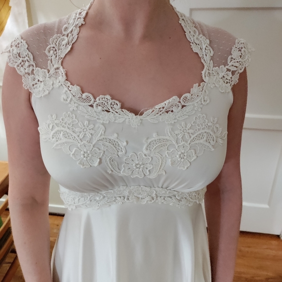 Vintage Wedding Dress - Picture 4 of 9